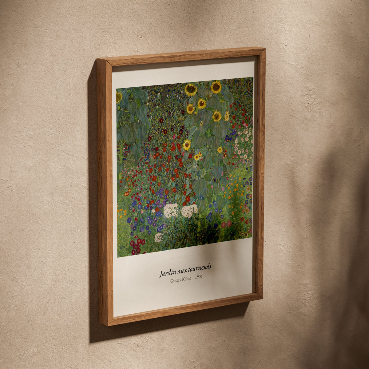 Jardin aux tournesols, Gustav Klimt, affiche dans un cadre en chêne posé de biais sur un mur texturé