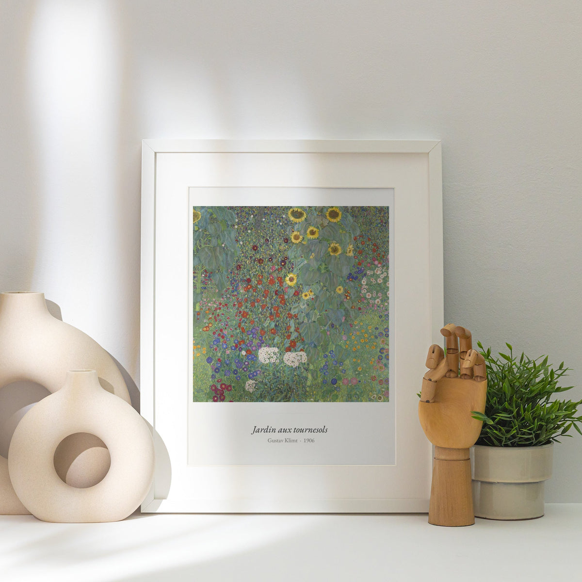 Jardin aux tournesols, Gustav Klimt, affiche encadrée posée près d'un vase blanc, lumière rasante