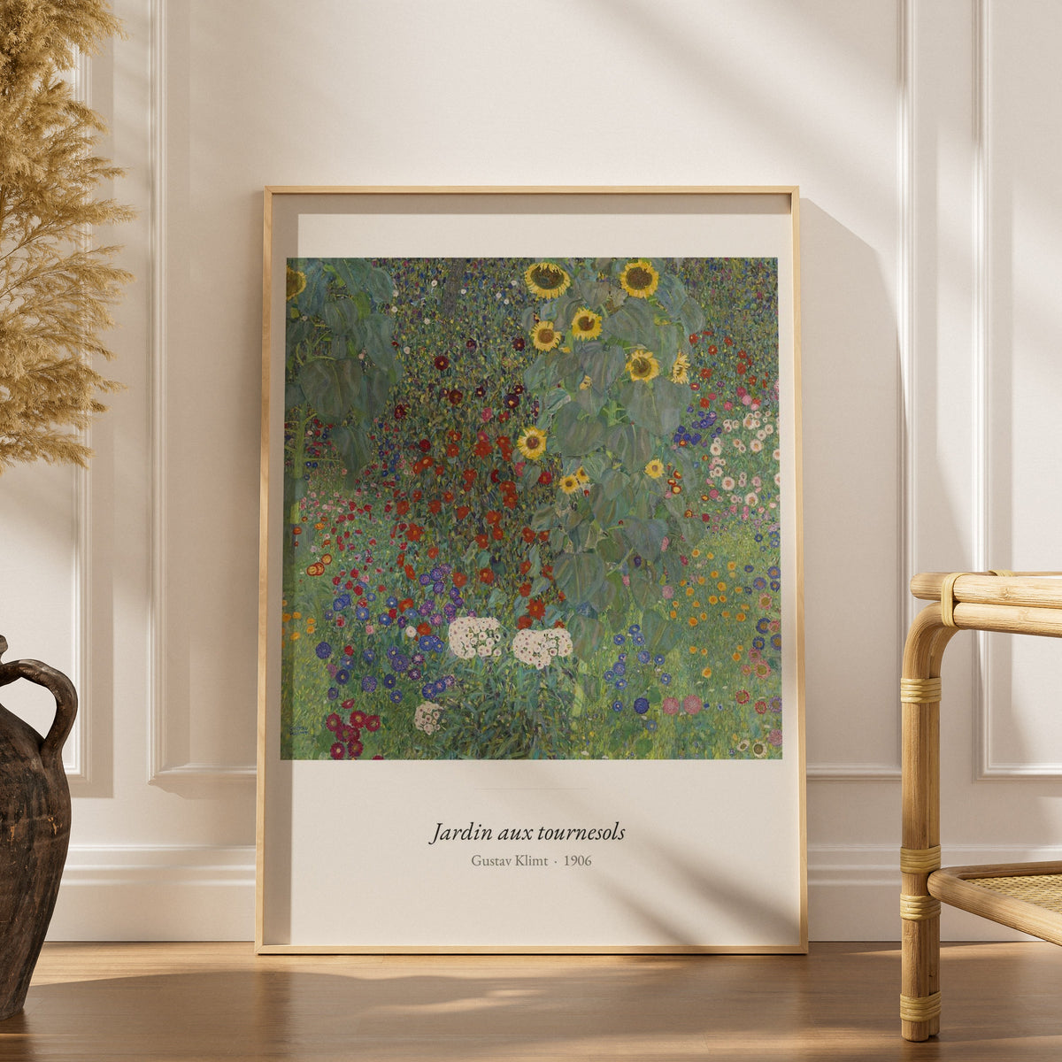 Jardin aux tournesols, Gustav Klimt, affiche encadrée dans un intérieur élégant, herbes séchées et chaise en rotin