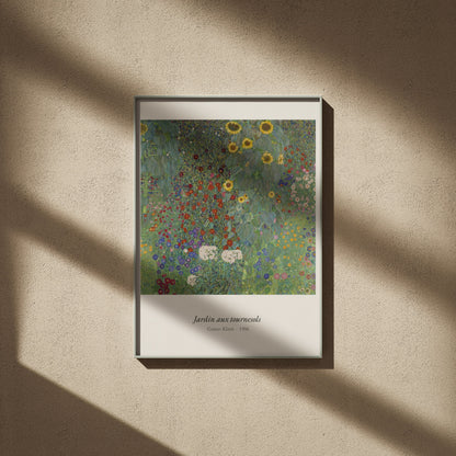 Jardin aux tournesols, Gustav Klimt, affiche encadrée sur un mur beige, ombres de fenêtre