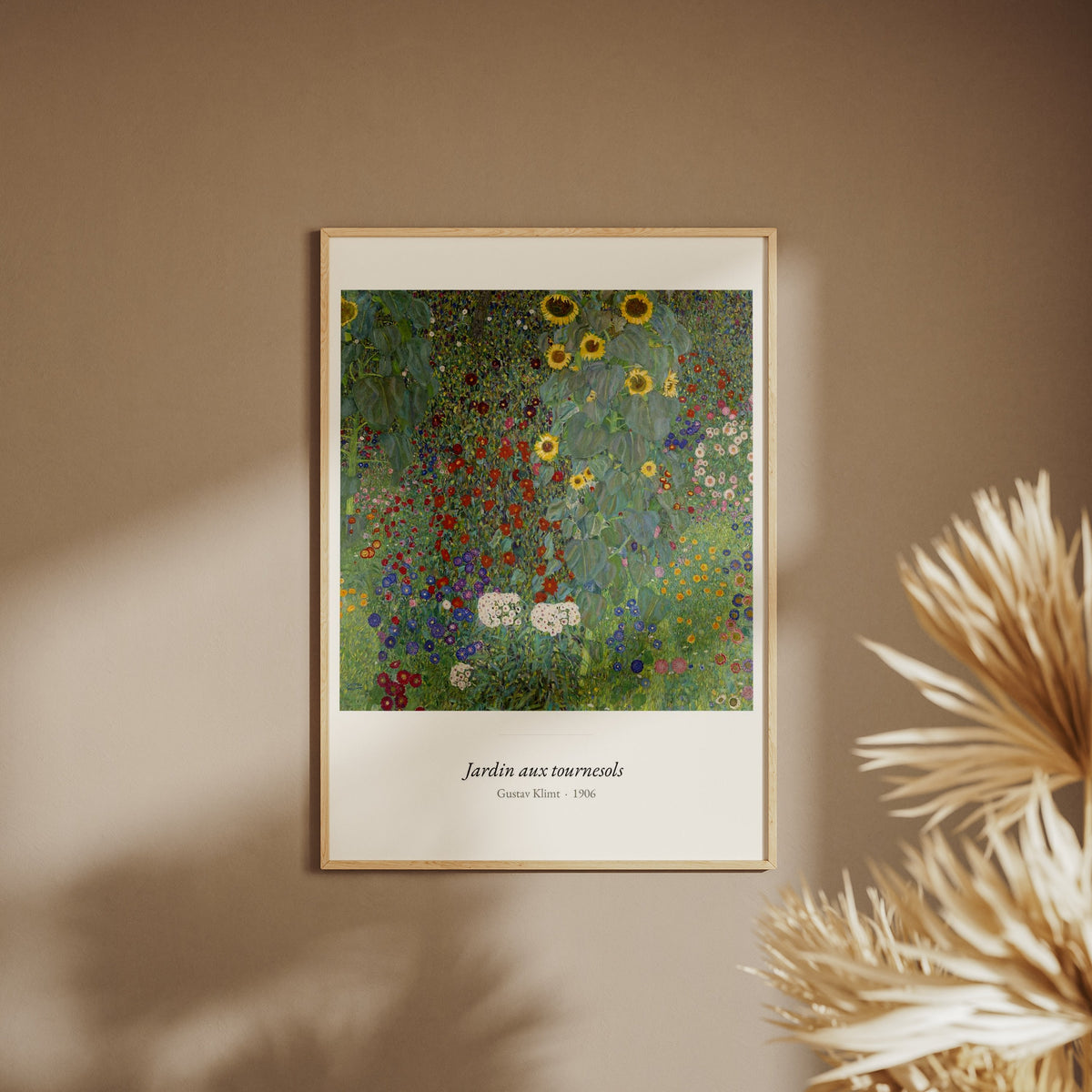 Jardin aux tournesols, Gustav Klimt, affiche encadrée sur un mur beige, pampas au premier plan