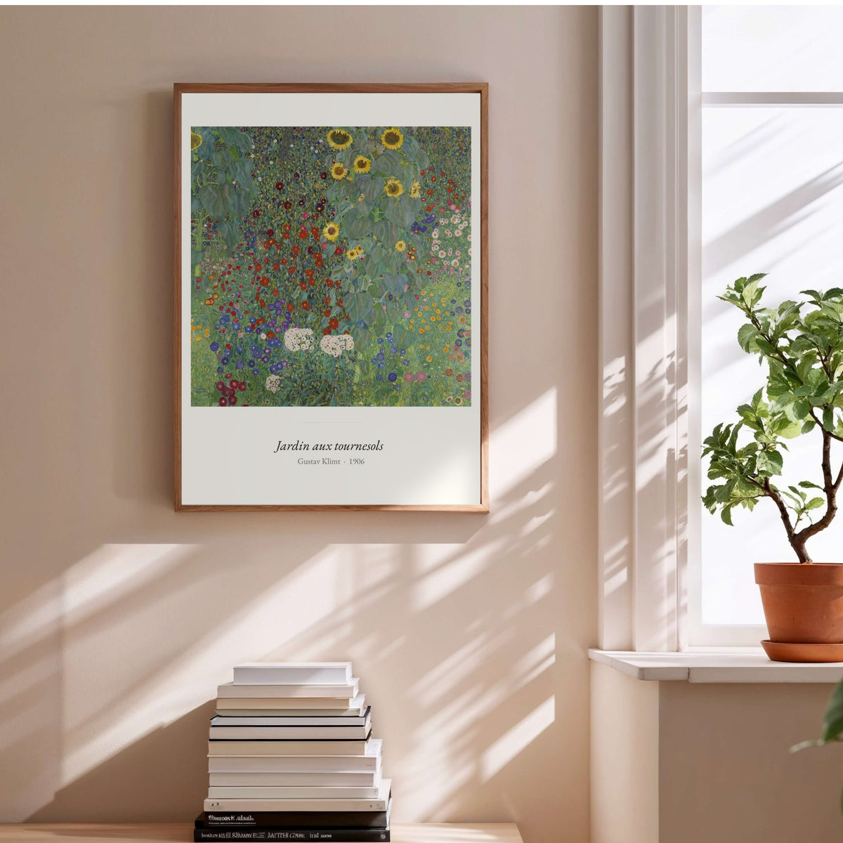 Jardin aux tournesols, Gustav Klimt, affiche encadrée au-dessus d'une pile de livres