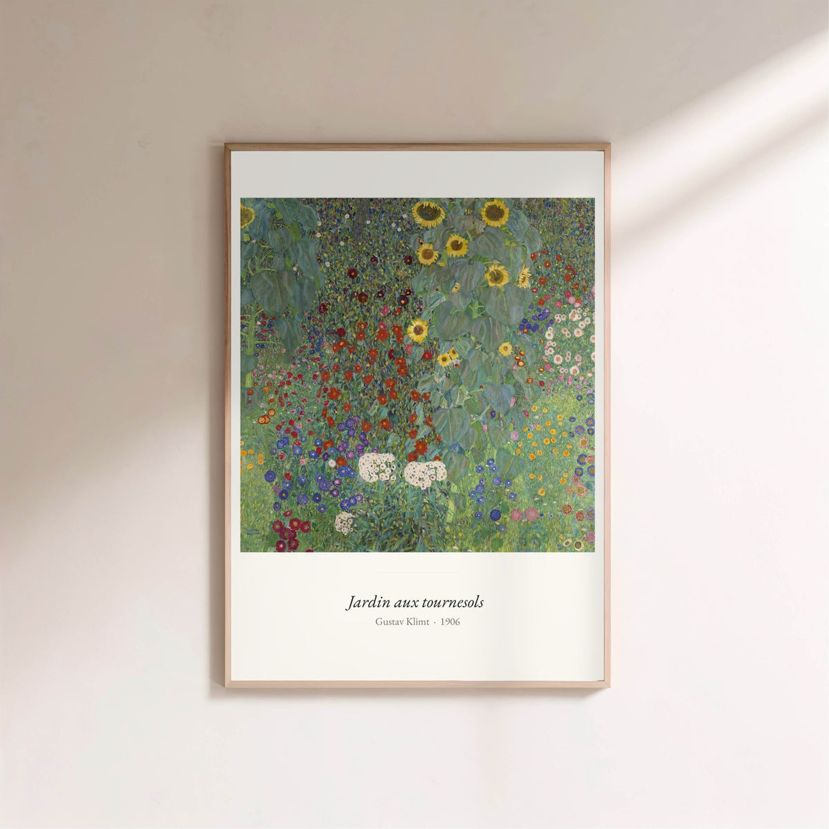 Jardin aux tournesols, Gustav Klimt, affiche encadrée sur un mur clair