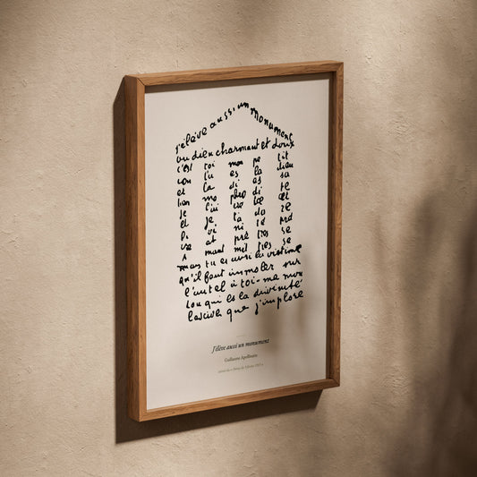 J'élève aussi un monument - Apollinaire - Affiche Calligramme, affiche dans un cadre en chêne posé de biais sur un mur textur