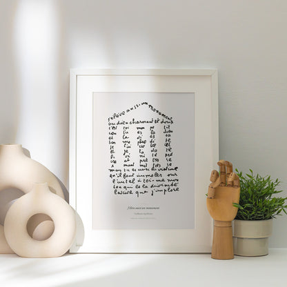 J'élève aussi un monument - Apollinaire - Affiche Calligramme, affiche encadrée posée près d'un vase blanc, lumière rasante