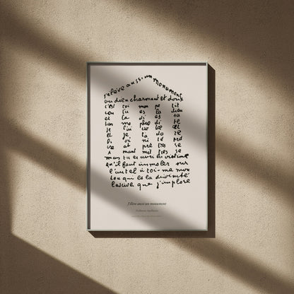 J'élève aussi un monument - Apollinaire - Affiche Calligramme, affiche encadrée sur un mur beige, ombres de fenêtre