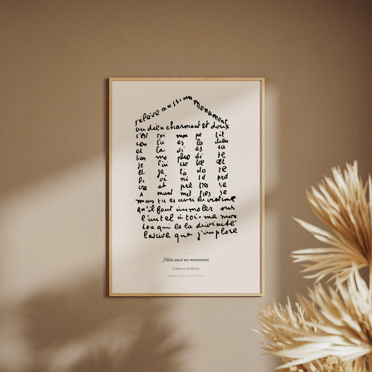 J'élève aussi un monument - Apollinaire - Affiche Calligramme, affiche encadrée sur un mur beige, pampas au premier plan
