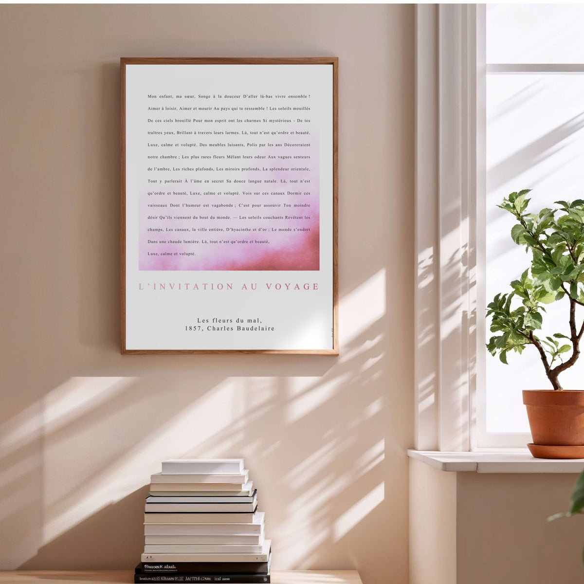 L'invitation au voyage - Baudelaire | Poster Poésie, affiche encadrée au-dessus d'une pile de livres
