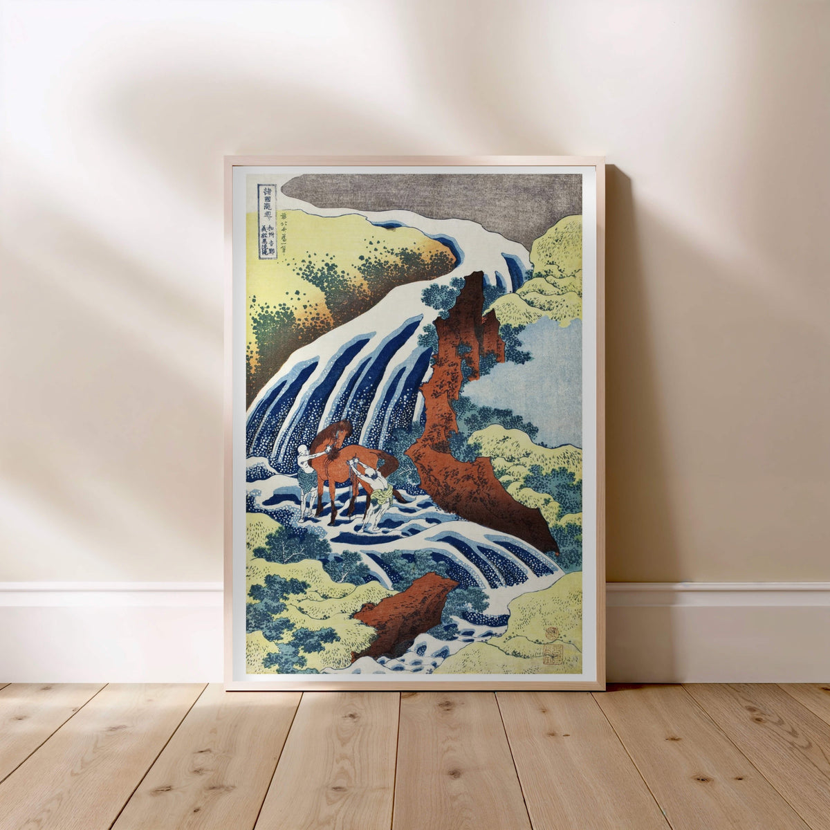Cascade de Yoshino - Hokusai - Affiche Estampe Japonaise, affiche encadrée posée au sol, cadre bois clair