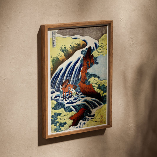 Cascade de Yoshino - Hokusai - Affiche Estampe Japonaise, affiche dans un cadre en chêne posé de biais sur un mur texturé