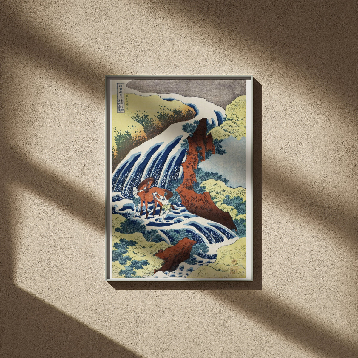 Cascade de Yoshino - Hokusai - Affiche Estampe Japonaise, affiche encadrée sur un mur beige, ombres de fenêtre
