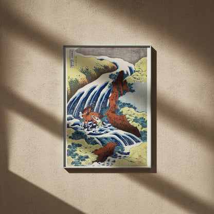 Cascade de Yoshino - Hokusai - Affiche Estampe Japonaise, affiche encadrée sur un mur beige, ombres de fenêtre
