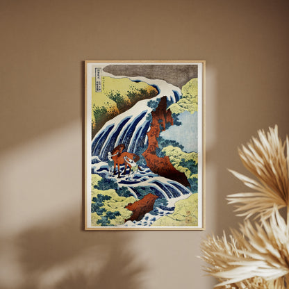 Cascade de Yoshino - Hokusai - Affiche Estampe Japonaise, affiche encadrée sur un mur beige, pampas au premier plan