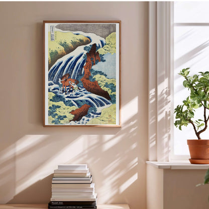 Cascade de Yoshino - Hokusai - Affiche Estampe Japonaise, affiche encadrée au-dessus d'une pile de livres
