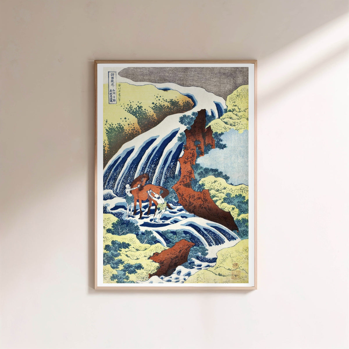 Cascade de Yoshino - Hokusai - Affiche Estampe Japonaise, affiche encadrée sur un mur clair