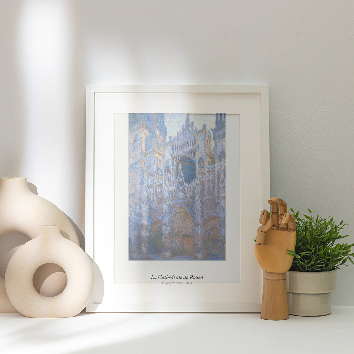 La Cathédrale de Rouen, Claude Monet, affiche encadrée posée près d'un vase blanc, lumière rasante