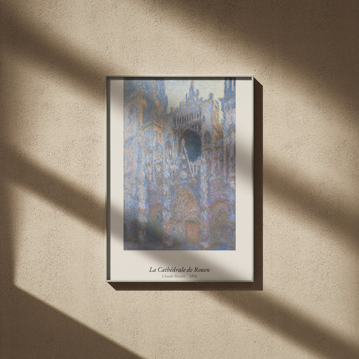 La Cathédrale de Rouen, Claude Monet, affiche encadrée sur un mur beige, ombres de fenêtre