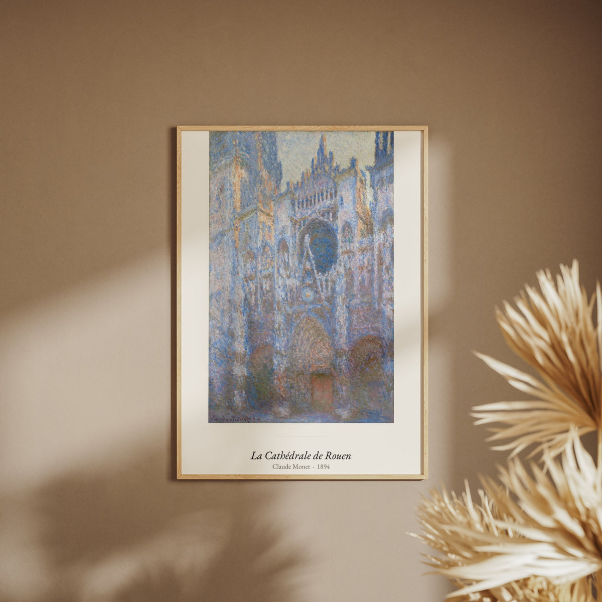 La Cathédrale de Rouen, Claude Monet, affiche encadrée sur un mur beige, pampas au premier plan