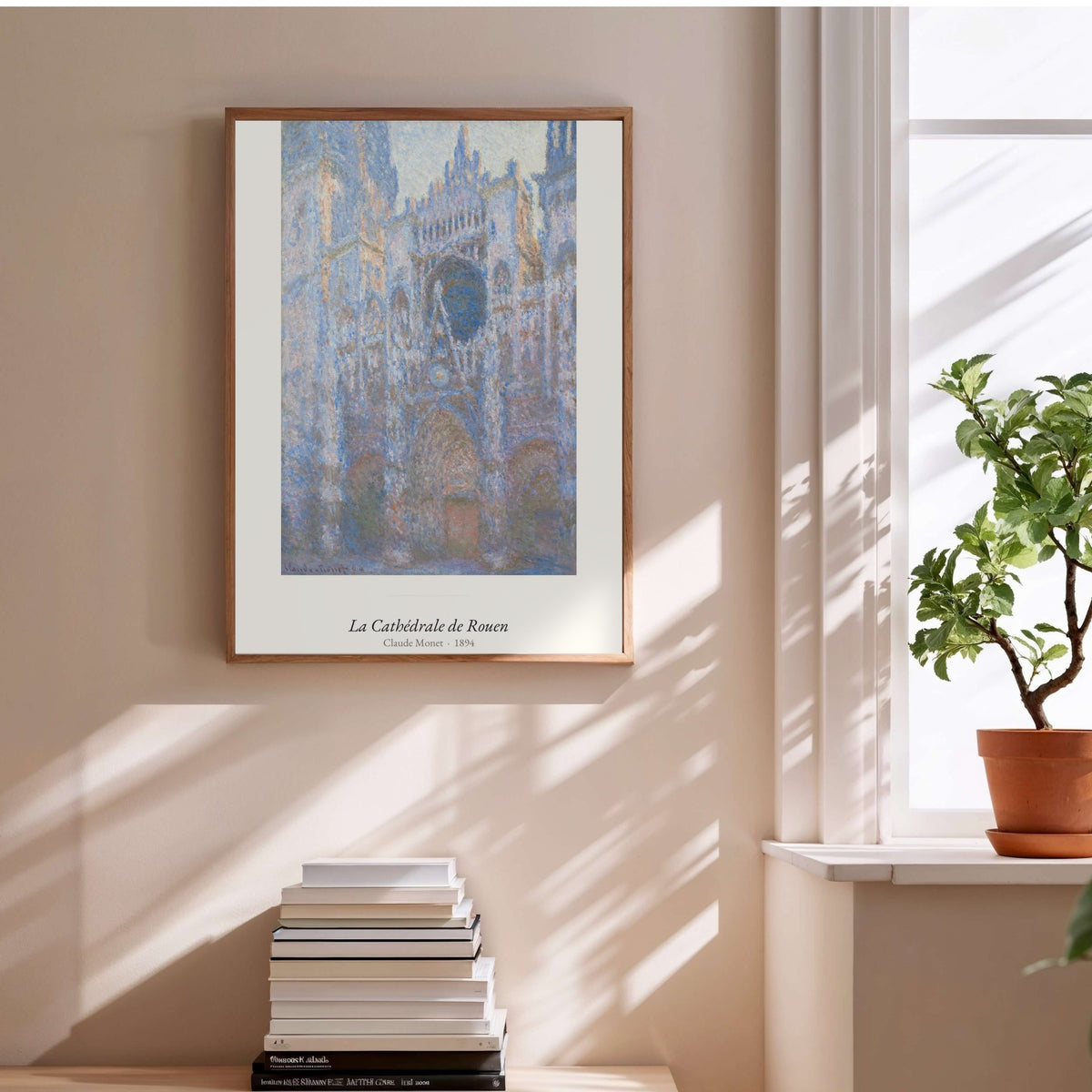 La Cathédrale de Rouen, Claude Monet, affiche encadrée au-dessus d'une pile de livres