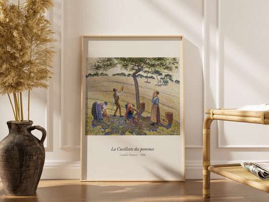 La Cueillette des pommes, Camille Pissarro | Affiche Art Premium, affiche encadrée dans un intérieur élégant, cadre bois clai
