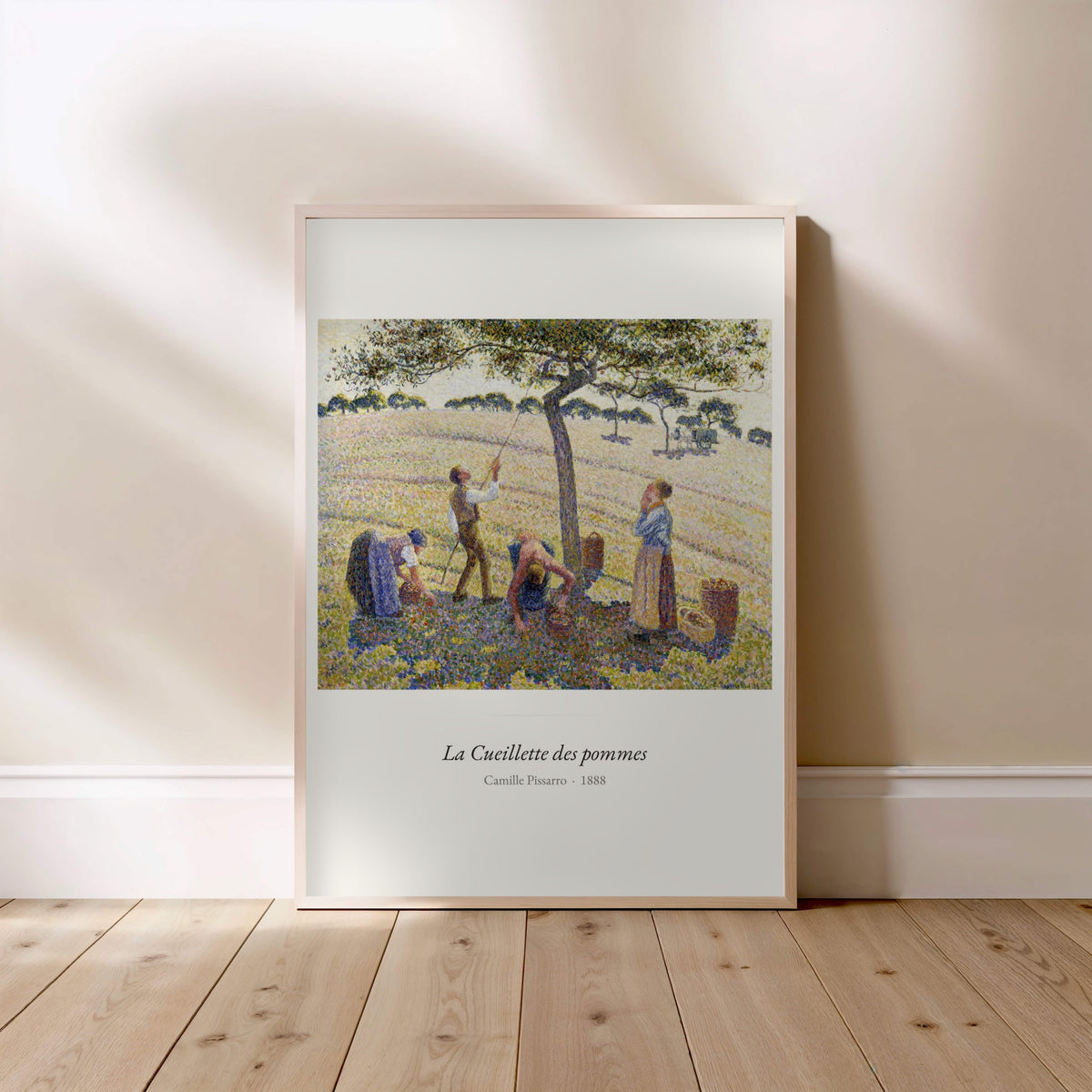 La Cueillette des pommes, Camille Pissarro, affiche encadrée posée au sol, cadre bois clair
