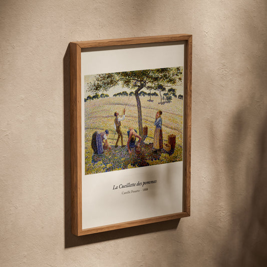 La Cueillette des pommes, Camille Pissarro, affiche dans un cadre en chêne posé de biais sur un mur texturé