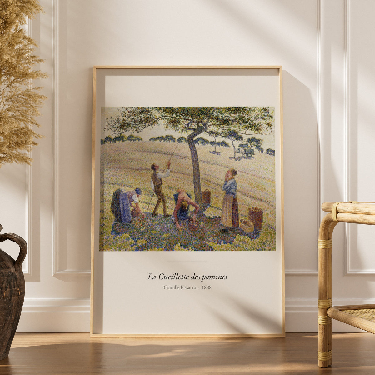 La Cueillette des pommes, Camille Pissarro, affiche encadrée dans un intérieur élégant, herbes séchées et chaise en rotin