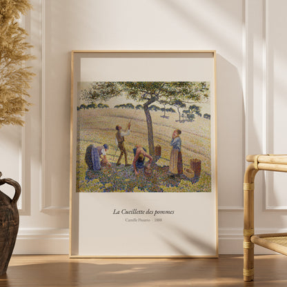 La Cueillette des pommes, Camille Pissarro, affiche encadrée dans un intérieur élégant, herbes séchées et chaise en rotin