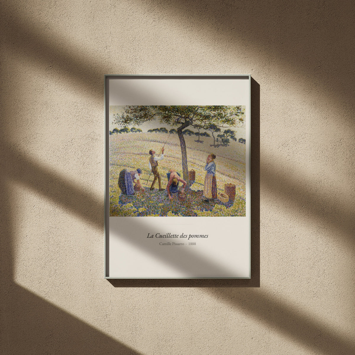 La Cueillette des pommes, Camille Pissarro, affiche encadrée sur un mur beige, ombres de fenêtre