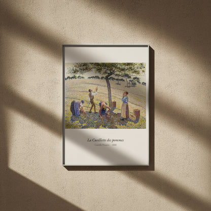 La Cueillette des pommes, Camille Pissarro, affiche encadrée sur un mur beige, ombres de fenêtre