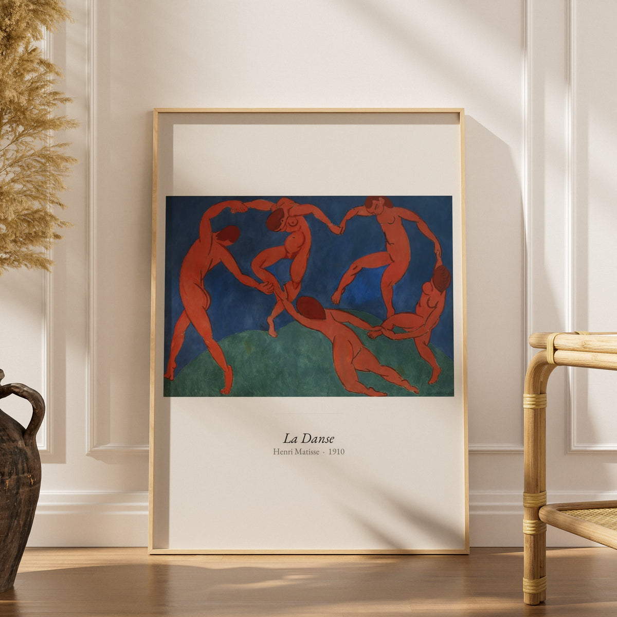La Danse, Henri Matisse | Affiche Art Premium, affiche encadrée dans un intérieur élégant, herbes séchées et chaise en rotin