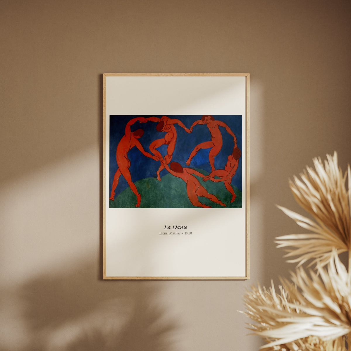 La Danse, Henri Matisse | Affiche Art Premium, affiche encadrée sur un mur beige, pampas au premier plan