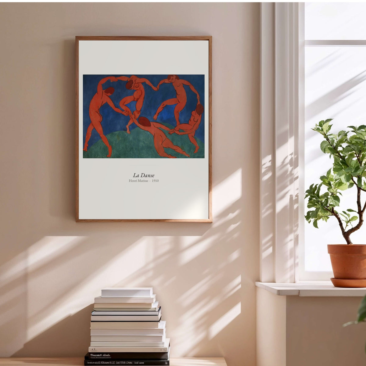 La Danse, Henri Matisse | Affiche Art Premium, affiche encadrée au-dessus d'une pile de livres