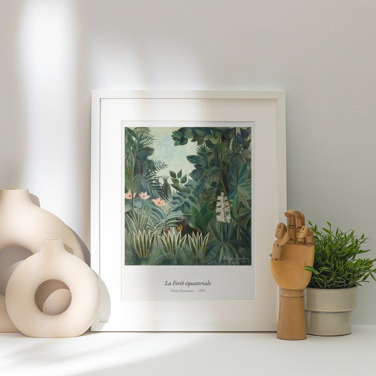 La Forêt équatoriale, Henri Rousseau, affiche encadrée posée près d'un vase blanc, lumière rasante