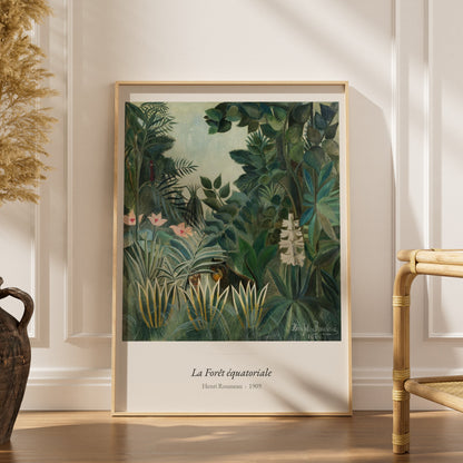 La Forêt équatoriale, Henri Rousseau, affiche encadrée dans un intérieur élégant, herbes séchées et chaise en rotin