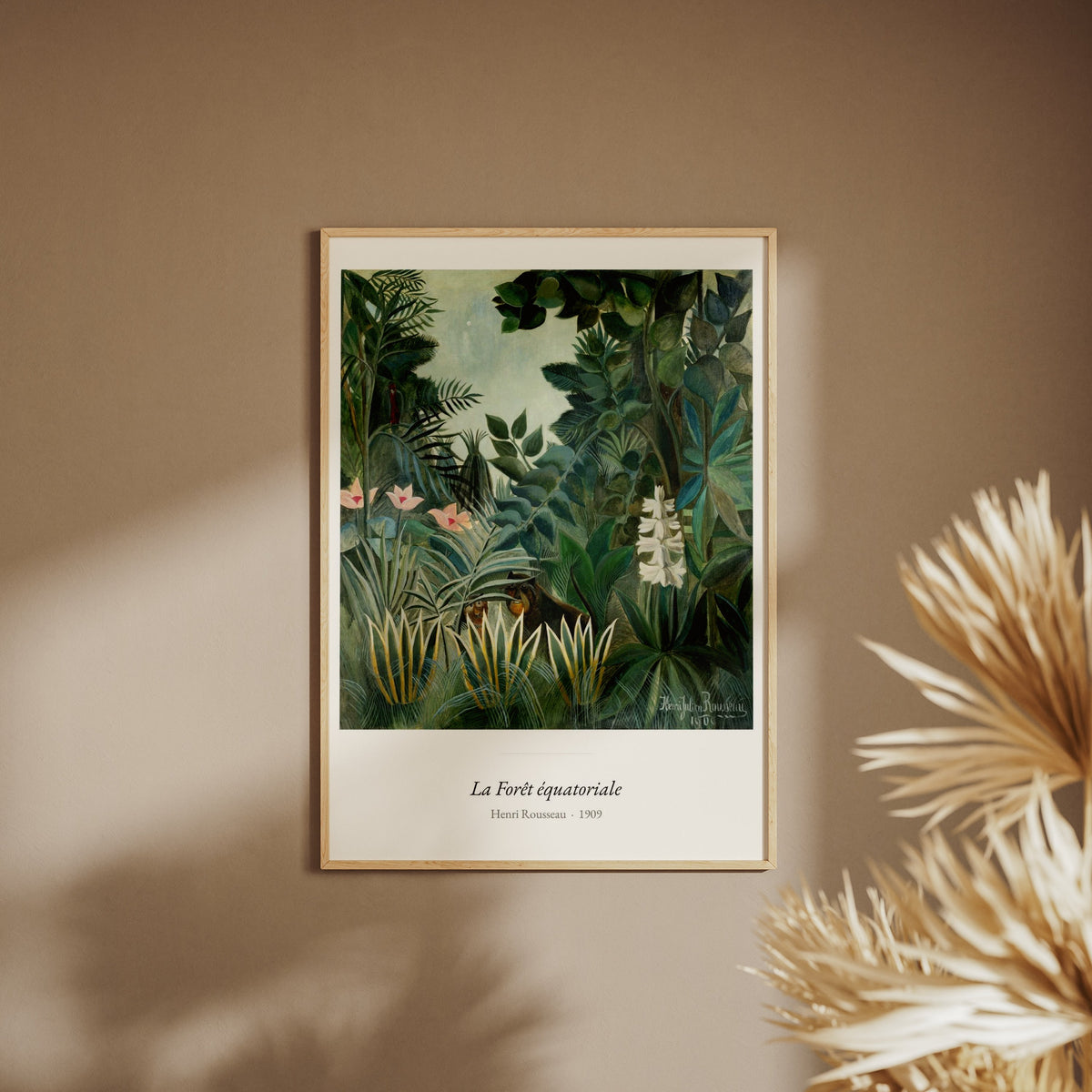 La Forêt équatoriale, Henri Rousseau, affiche encadrée sur un mur beige, pampas au premier plan