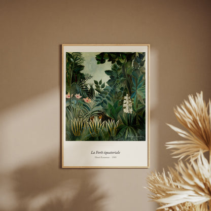 La Forêt équatoriale, Henri Rousseau, affiche encadrée sur un mur beige, pampas au premier plan