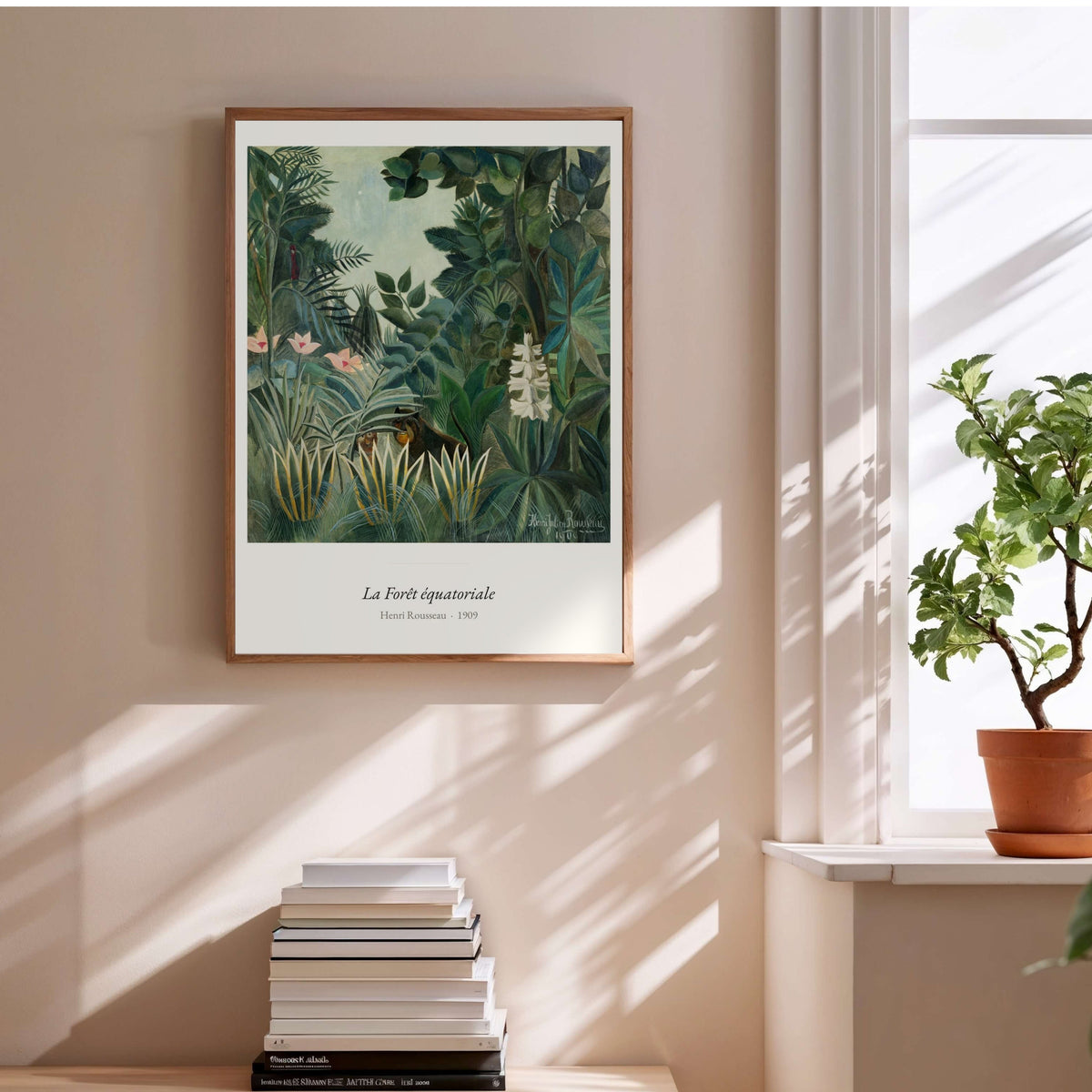 La Forêt équatoriale, Henri Rousseau, affiche encadrée au-dessus d'une pile de livres
