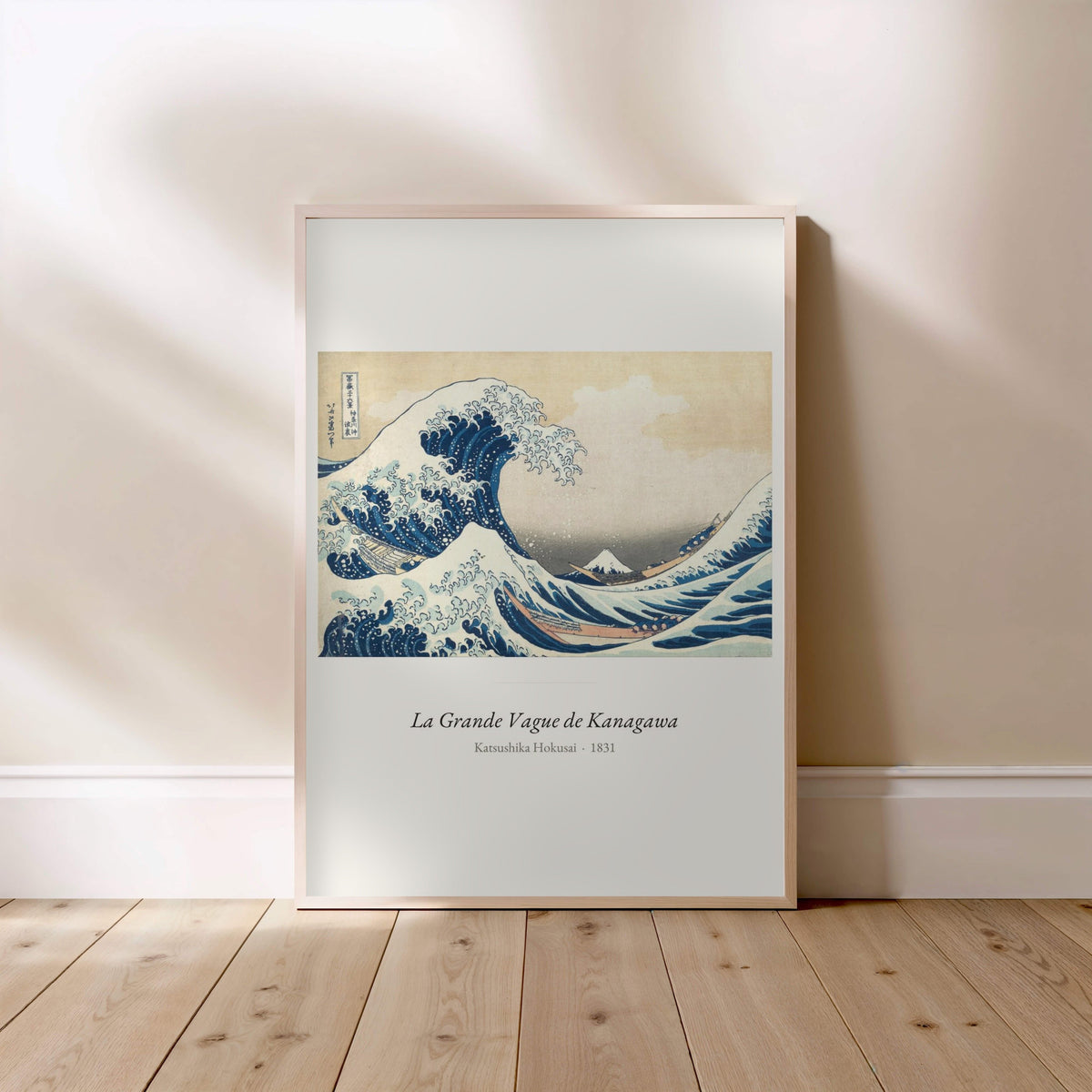 La Grande Vague de Kanagawa, Hokusai, affiche encadrée posée au sol, cadre bois clair