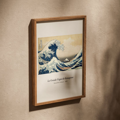 La Grande Vague de Kanagawa, Hokusai, affiche dans un cadre en chêne posé de biais sur un mur texturé