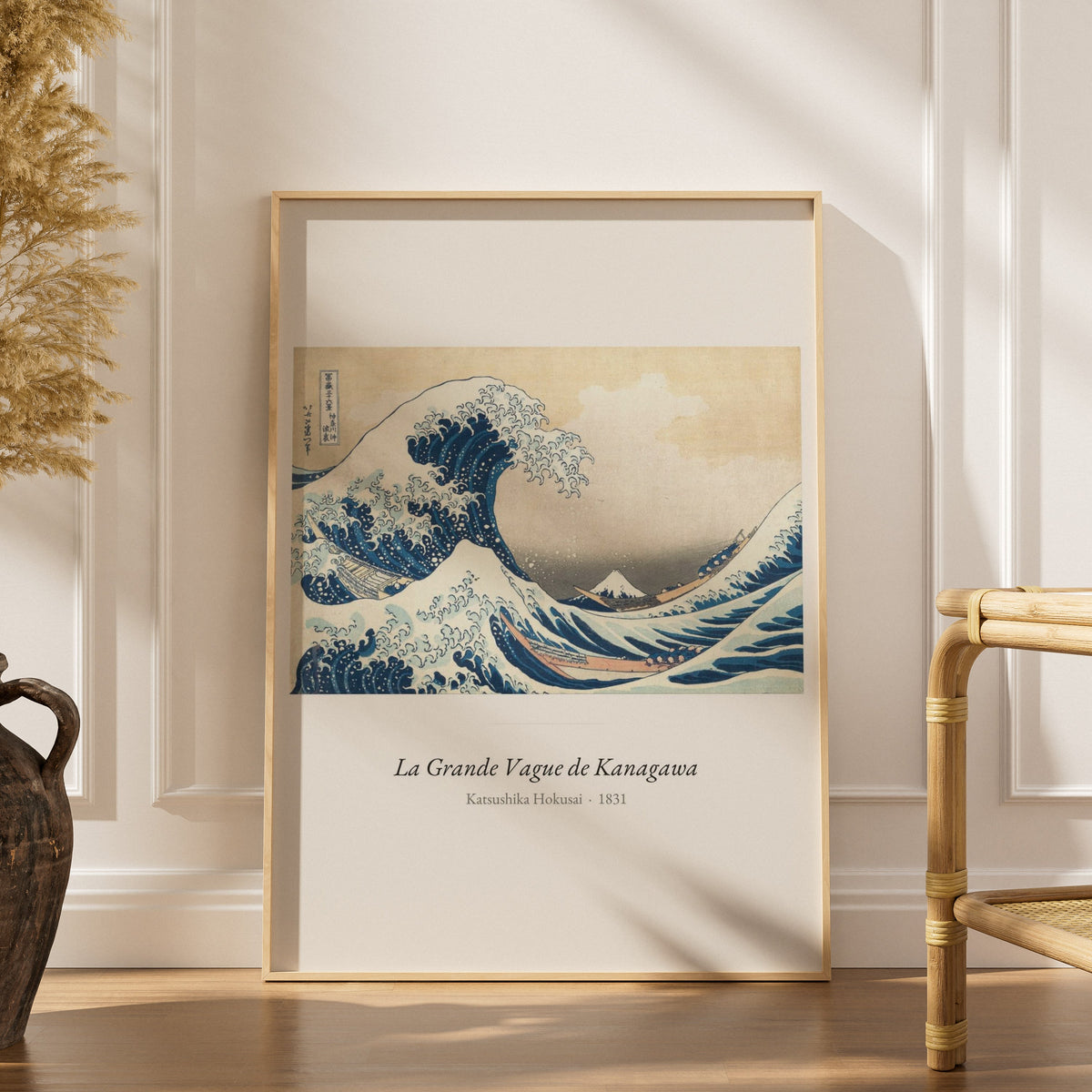 La Grande Vague de Kanagawa, Hokusai, affiche encadrée dans un intérieur élégant, herbes séchées et chaise en rotin