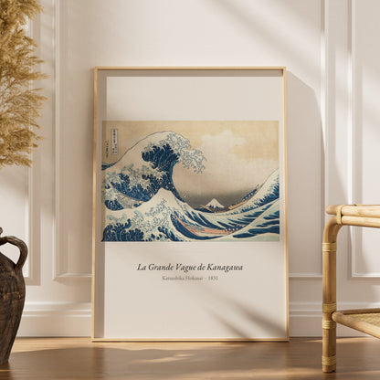 La Grande Vague de Kanagawa, Hokusai, affiche encadrée dans un intérieur élégant, herbes séchées et chaise en rotin