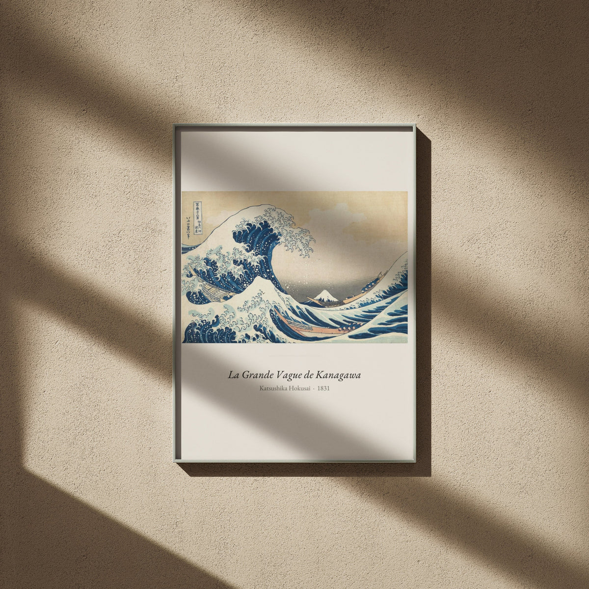 La Grande Vague de Kanagawa, Hokusai, affiche encadrée sur un mur beige, ombres de fenêtre