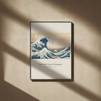 La Grande Vague de Kanagawa, Hokusai, affiche encadrée sur un mur beige, ombres de fenêtre
