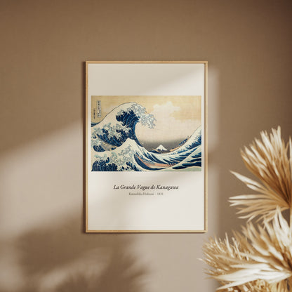 La Grande Vague de Kanagawa, Hokusai, affiche encadrée sur un mur beige, pampas au premier plan