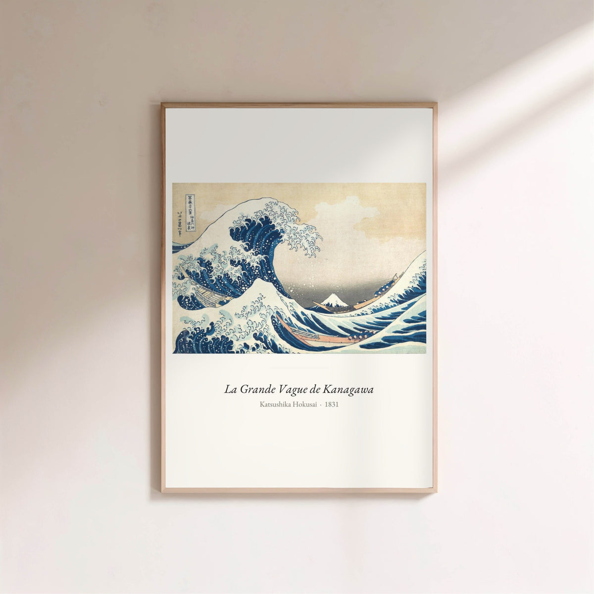 La Grande Vague de Kanagawa, Hokusai, affiche encadrée sur un mur clair