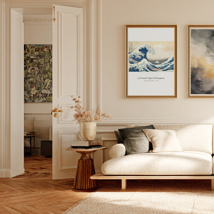 La Grande Vague de Kanagawa, Hokusai, affiche encadrée dans un salon haussmannien