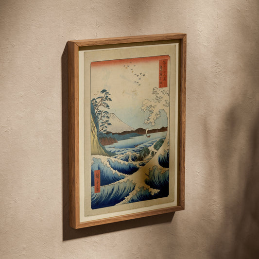 La Grande Vague de Satta, Suruga - Estampe Japonaise, affiche dans un cadre en chêne posé de biais sur un mur texturé