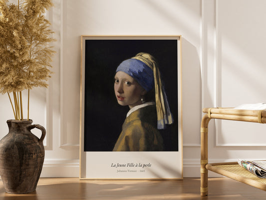 La Jeune Fille à la perle, Vermeer | Affiche Art Premium, affiche encadrée dans un intérieur élégant, cadre bois clair