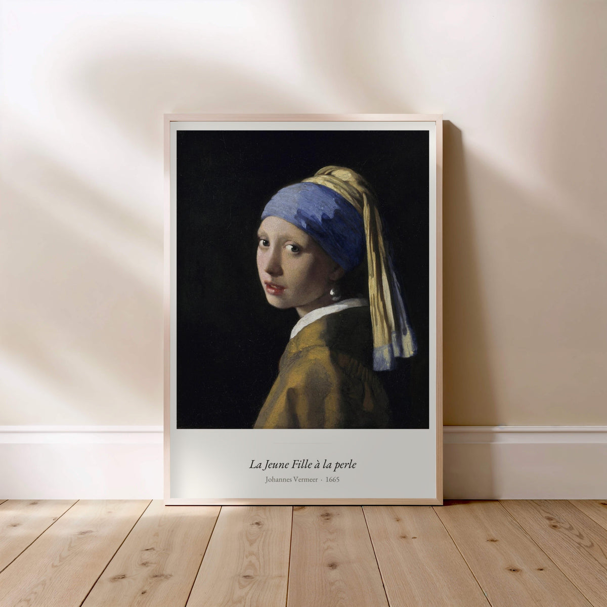 La Jeune Fille à la perle, Vermeer, affiche encadrée posée au sol, cadre bois clair